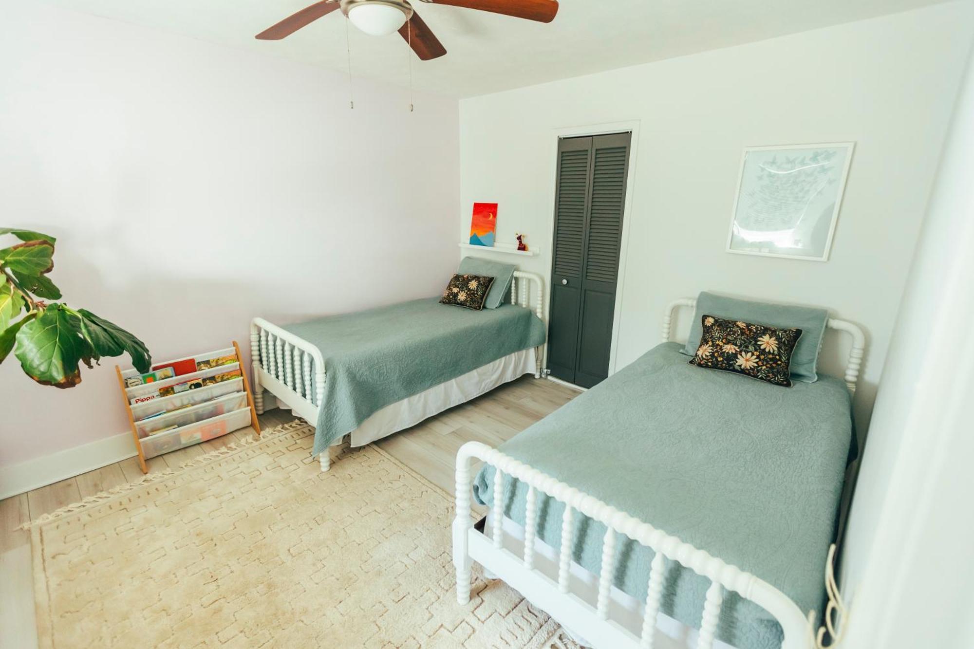Cozy Family-friendly W/ Fenced-in Backyard Holiday home *